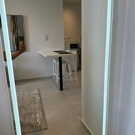 Joanna & Arya Engomi Apts شقة *