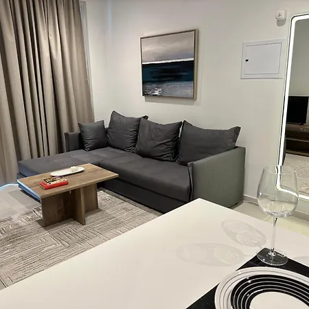 Joanna & Arya Engomi Apts شقة *