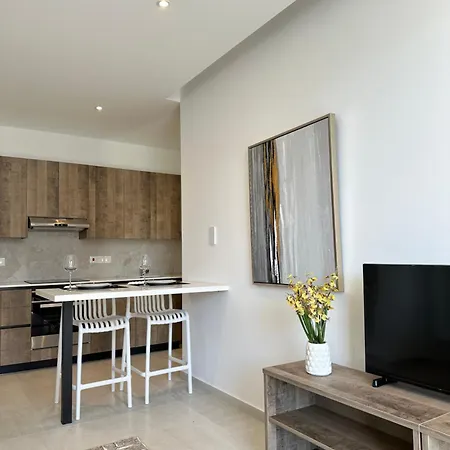Joanna & Arya Engomi Apts شقة *