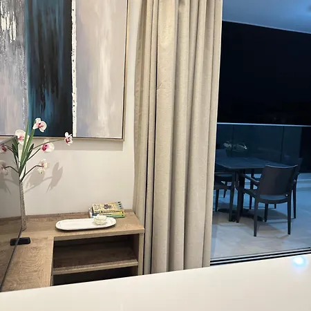 Joanna & Arya Engomi Apts شقة *