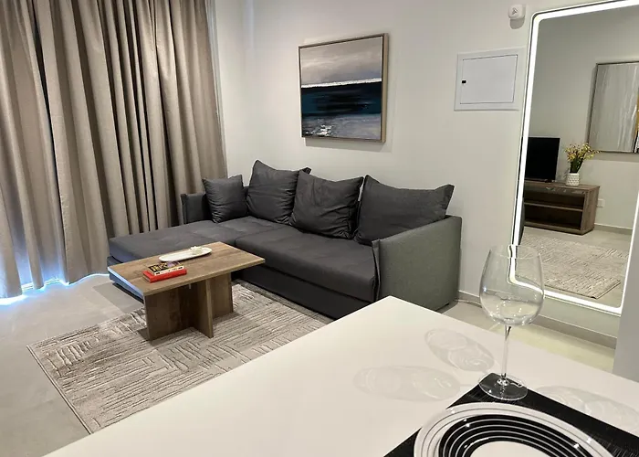 Joanna & Arya Engomi Apts 公寓 *