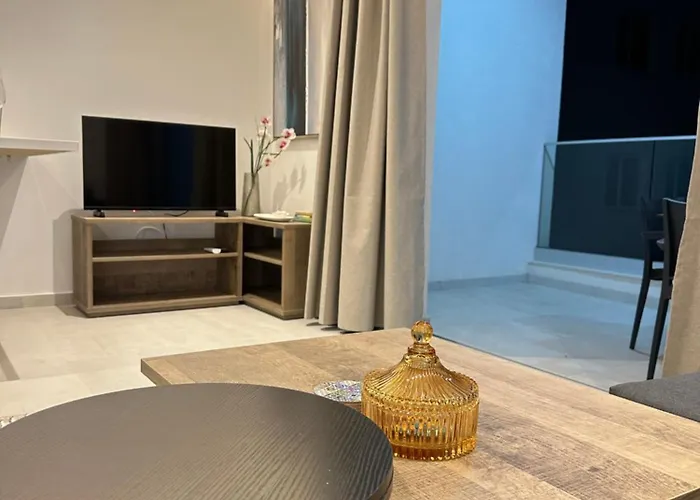 Joanna & Arya Engomi Apts 아파트