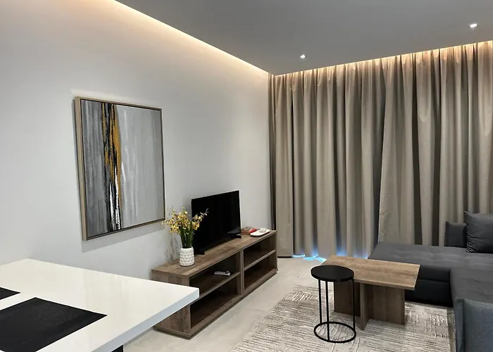 Joanna & Arya Engomi Apts *